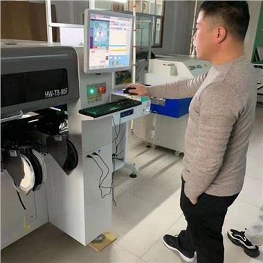 Ο αριθμητικός έλεγχος σηκώνει και τοποθετεί ηλεκτρονικά